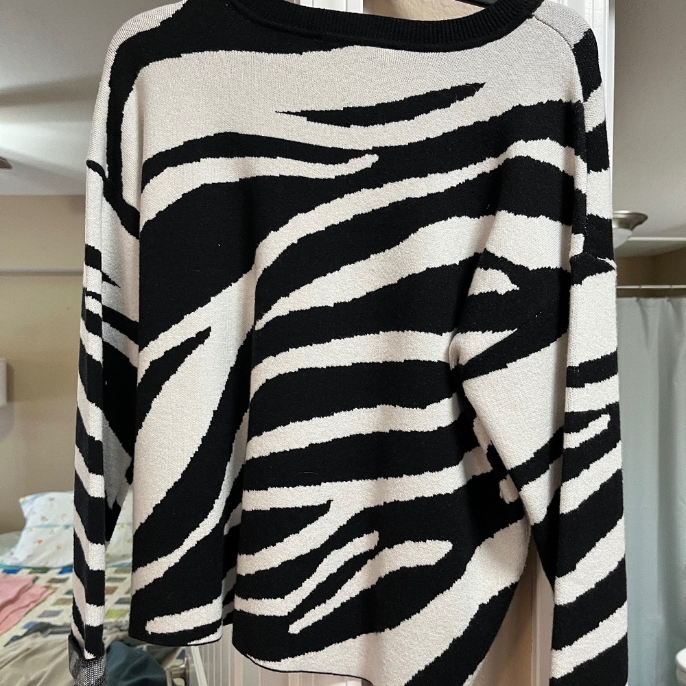Long sleeve animal print sweater.